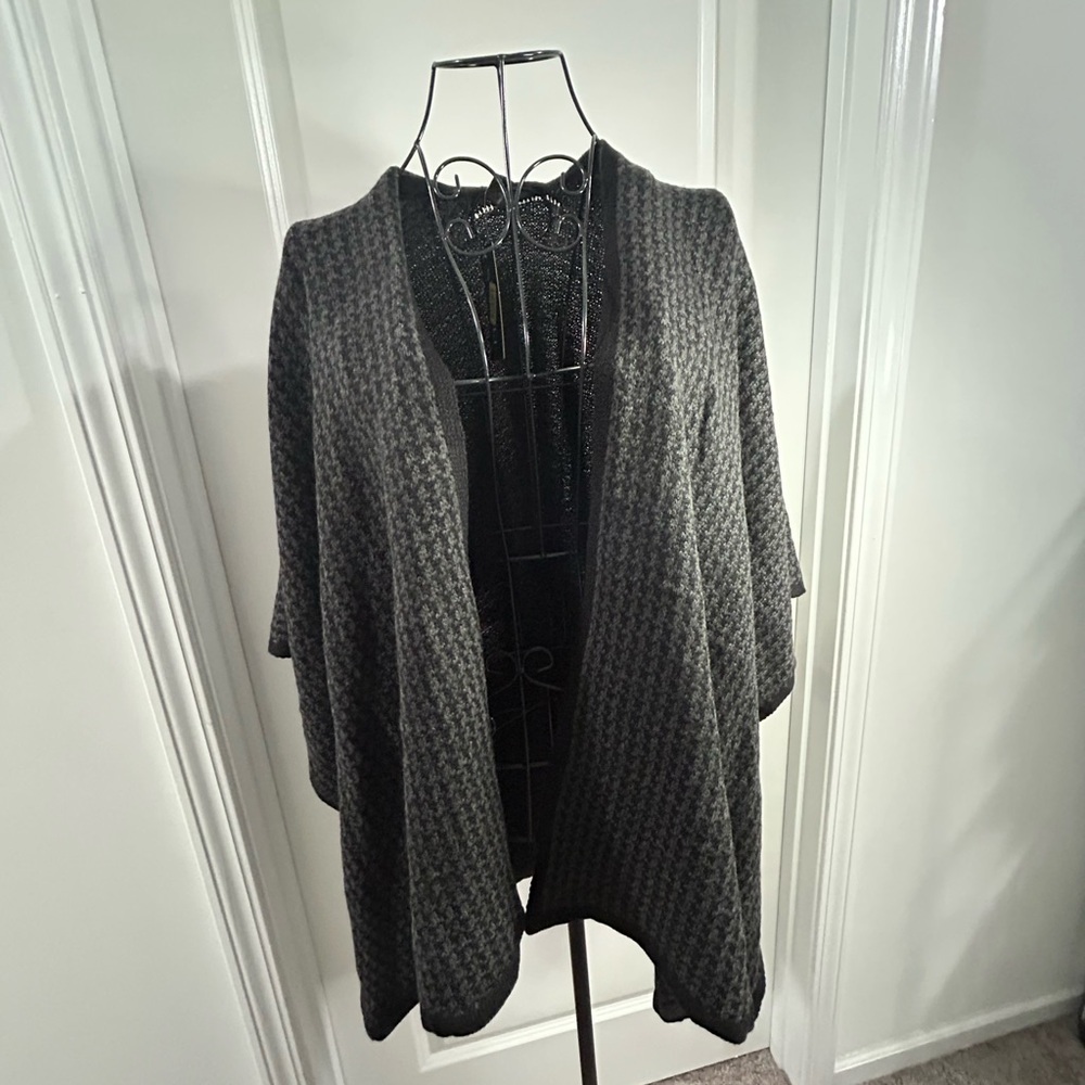 FRAAS 100% Acrylic Wrap NWT